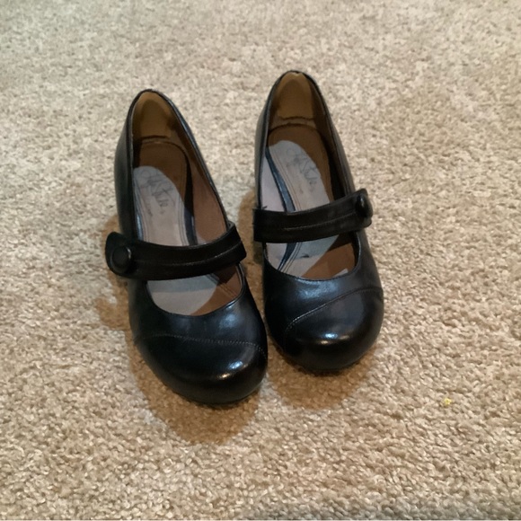 Comfortable black Life Stride Soft System Mary Jane’s with small heel size 7 - Picture 2 of 8
